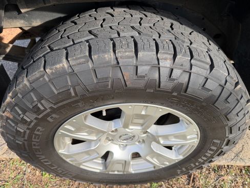 Used 2018 Nissan Titan SV image 12