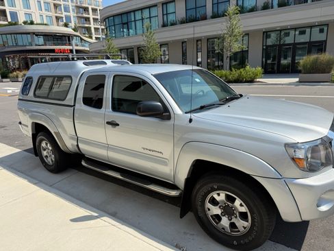 Used 2011 Toyota Tacoma 4x4 Access Cab V6 w/ TRD Off-Road Pkg image 6