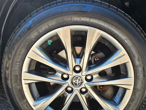 Used 2018 Toyota RAV4 Limited image 16