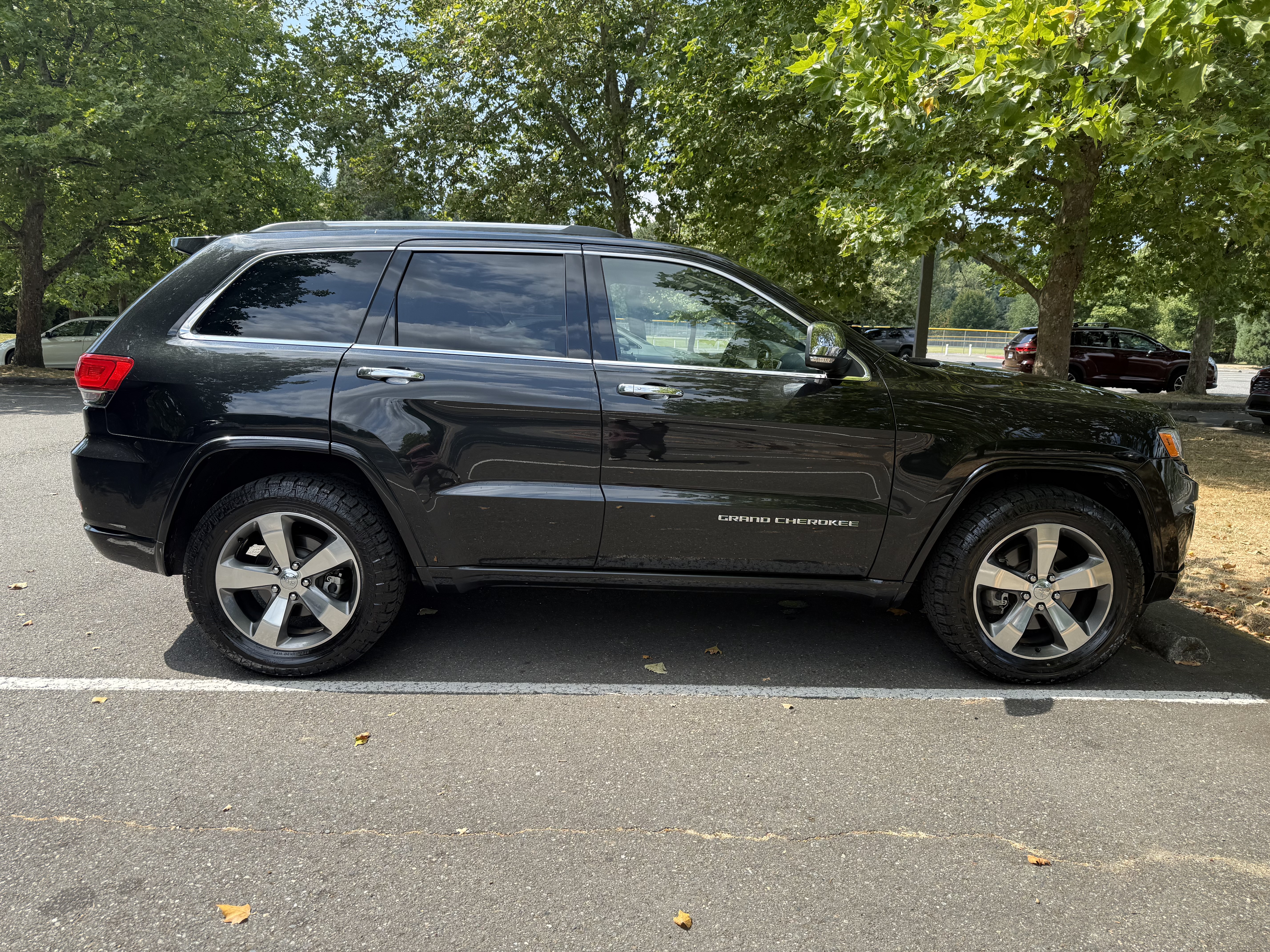 Used 2014 Jeep Grand Cherokee Overland AWD/4WD image 2