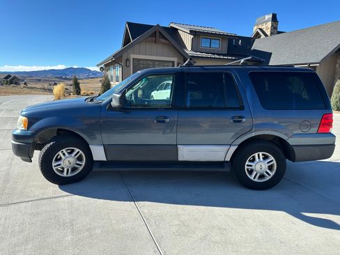 Used 2004 Ford Expedition XLT image 2