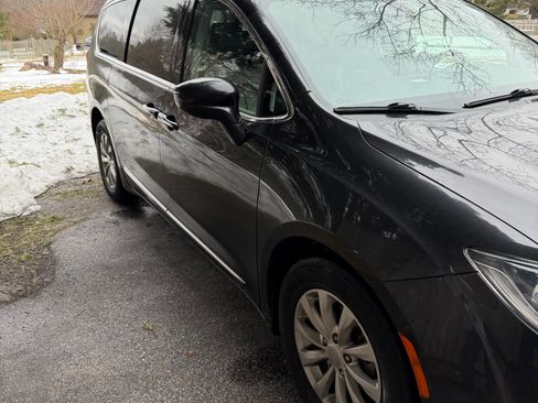 Used 2017 Chrysler Pacifica Touring-L image 12