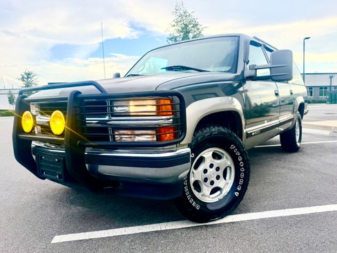 Used 1999 Chevrolet Suburban 4WD w/ Preferred Equipment Group 3 image 1