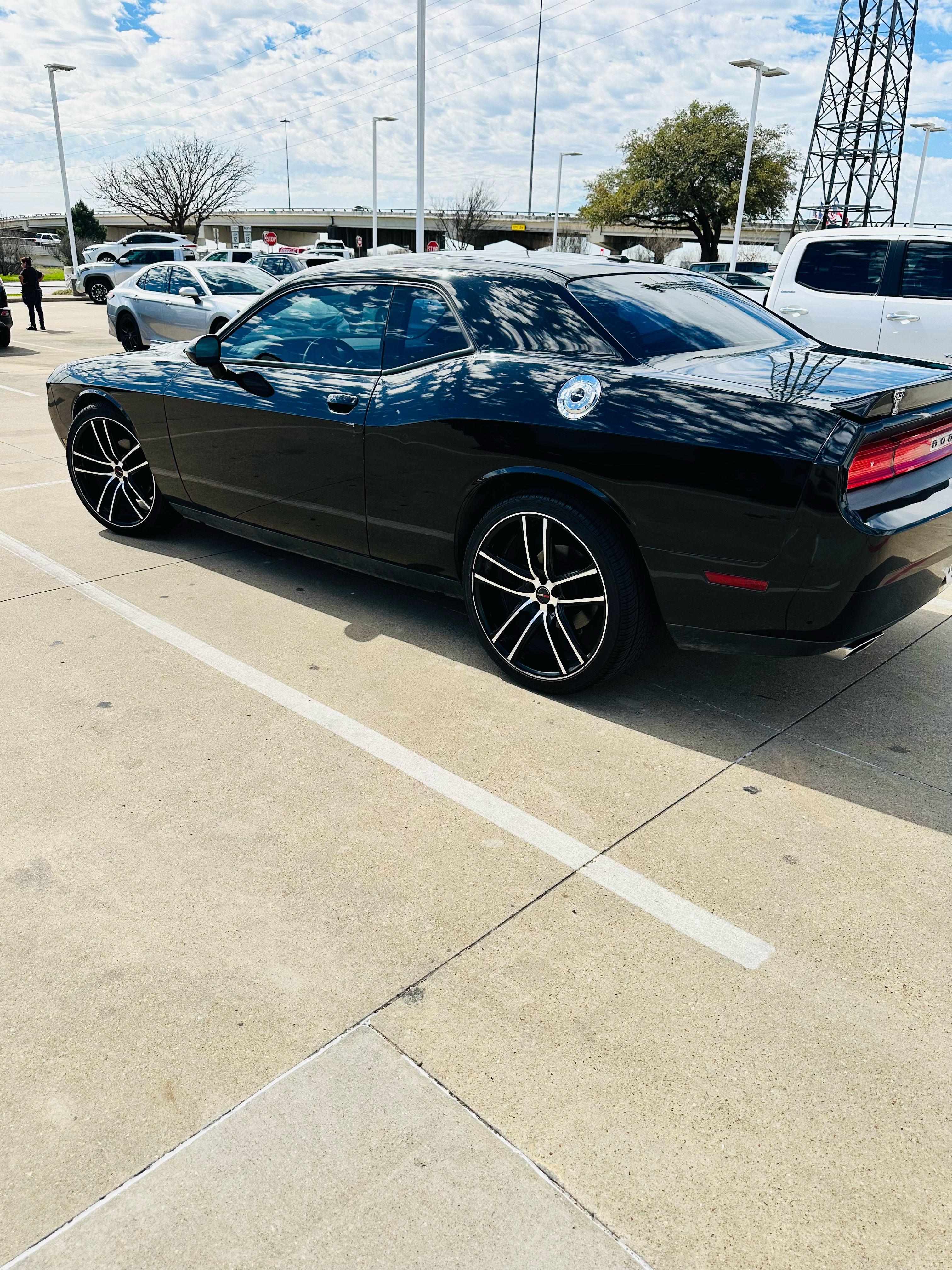 Used 2014 Dodge Challenger SXT RWD image 1