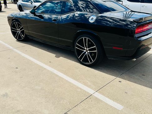 Used 2014 Dodge Challenger SXT image 1