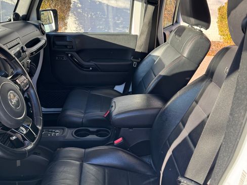 Used 2012 Jeep Wrangler Unlimited Sahara image 20