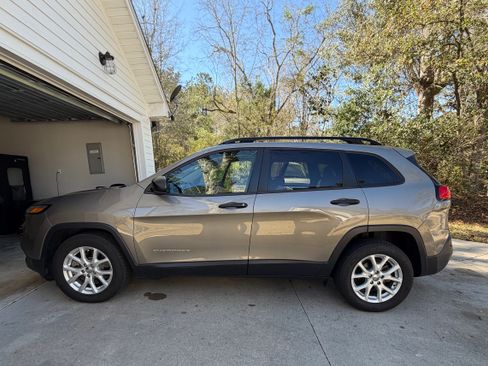 Used 2016 Jeep Cherokee Sport image 1