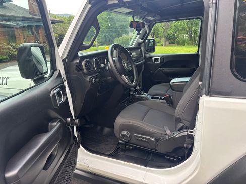 Used 2022 Jeep Wrangler Sport AWD/4WD image 9