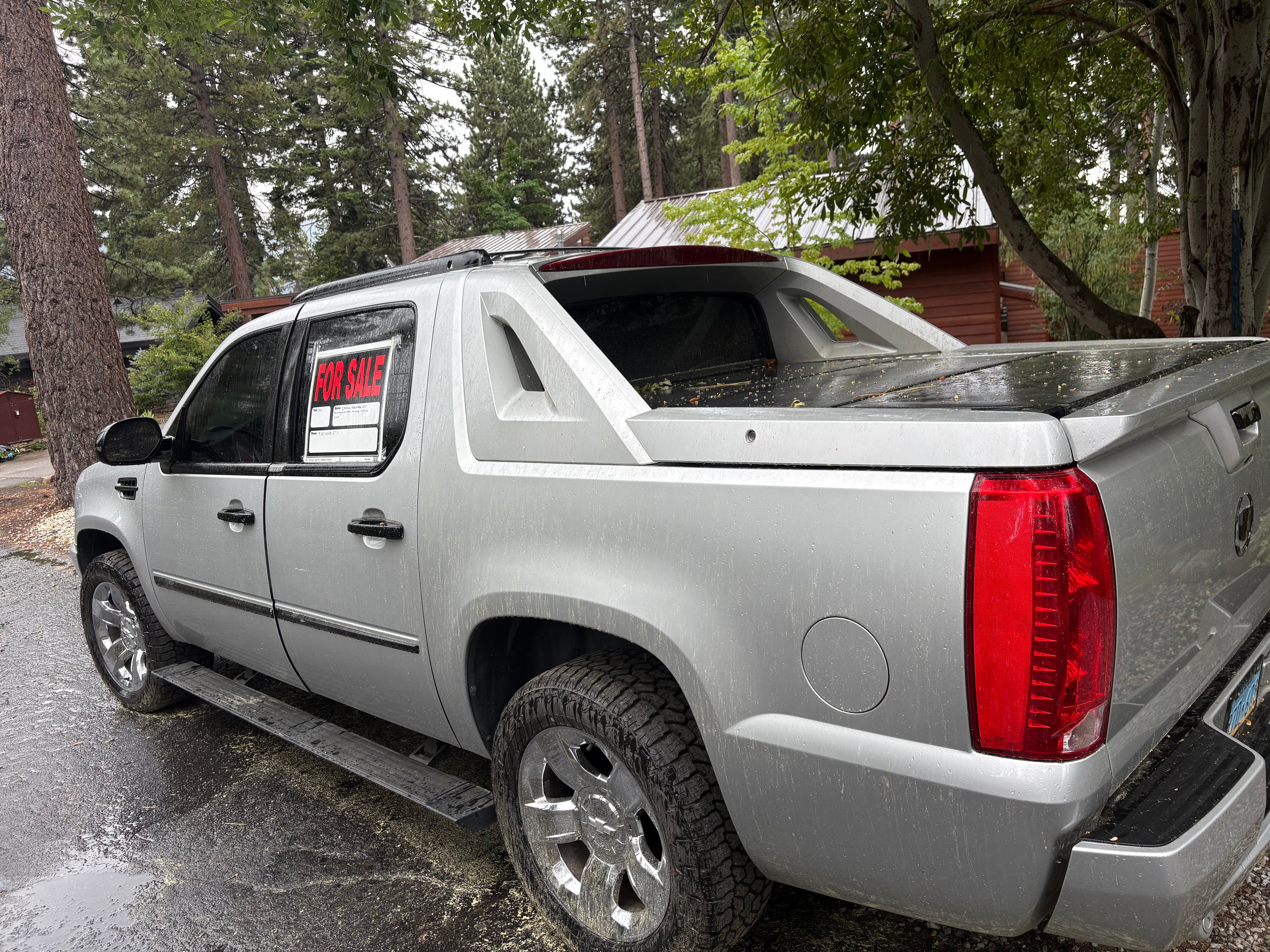 Used 2011 Cadillac Escalade EXT Premium AWD/4WD image 2