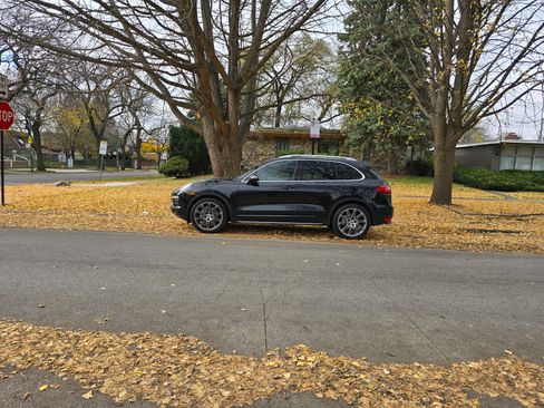 Used 2011 Porsche Cayenne S image 4