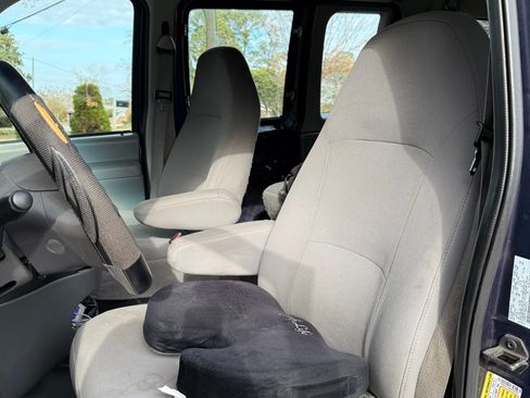 Used 2006 Ford E-350 and Econoline 350 XLT image 4