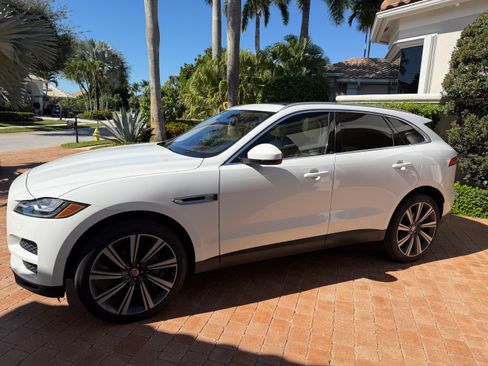 Used 2018 Jaguar F-PACE Prestige image 4