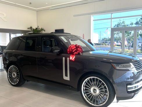 Used 2023 Land Rover Range Rover First Edition image 2