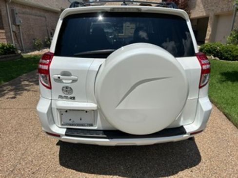 Used 2011 Toyota RAV4 Limited w/ Limited Extra Value Pkg FWD image 4
