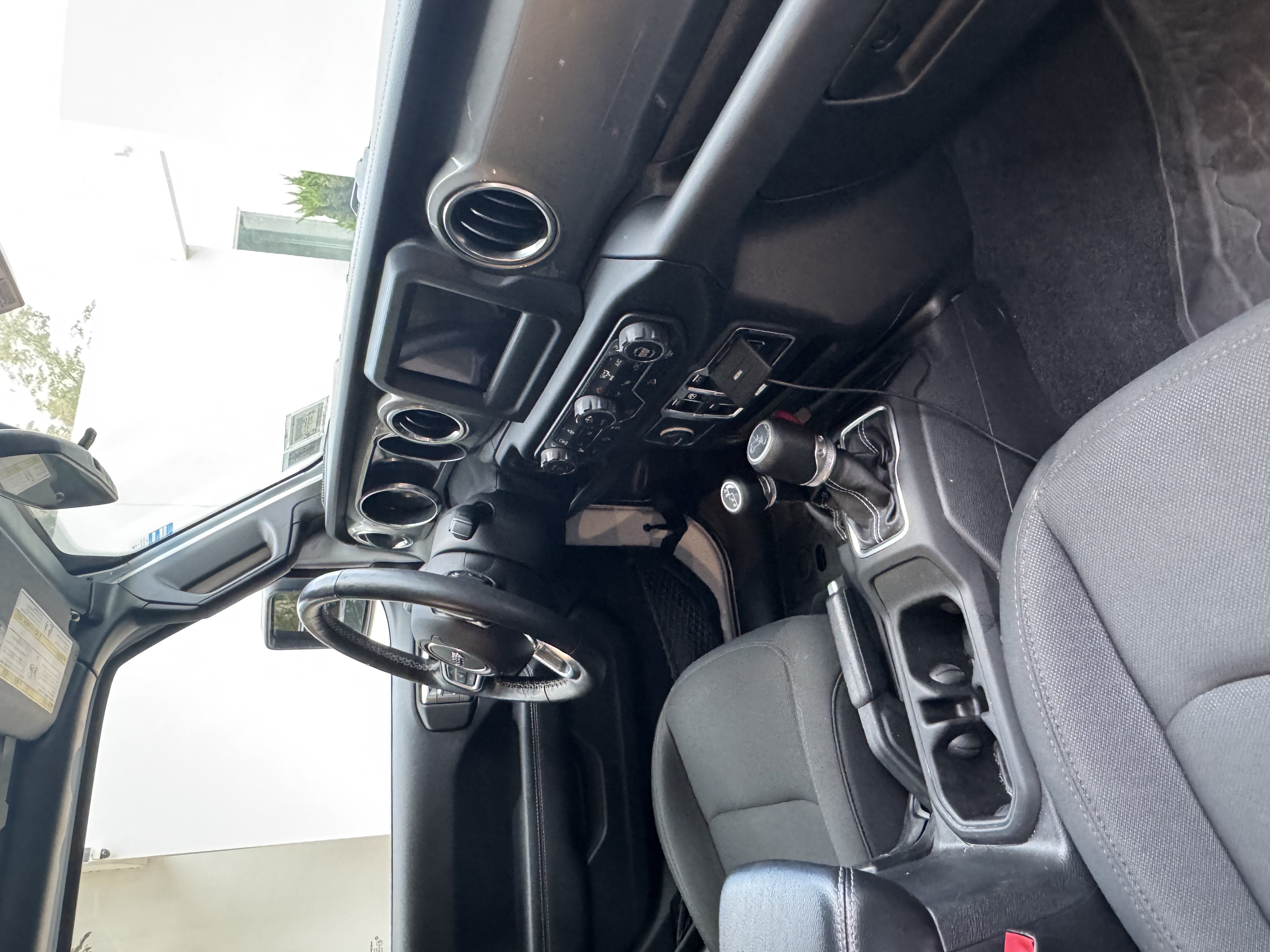 Used 2019 Jeep Wrangler Unlimited Sahara w/ Dual Top Group AWD/4WD image 10