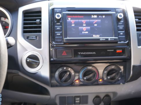Used 2015 Toyota Tacoma Pickup 4D 6 ft image 12