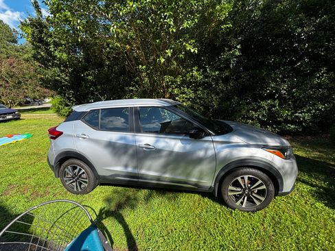 Used 2018 Nissan Kicks SR FWD image 2