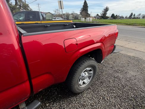 Used 2018 Toyota Tacoma SR RWD image 4