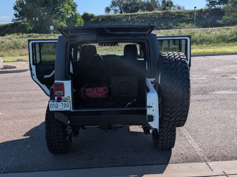 Used 2015 Jeep Wrangler Unlimited Rubicon w/ Connectivity Group image 5