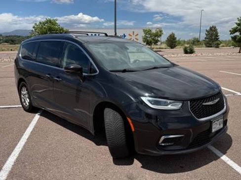 Used 2021 Chrysler Pacifica Touring-L FWD image 1