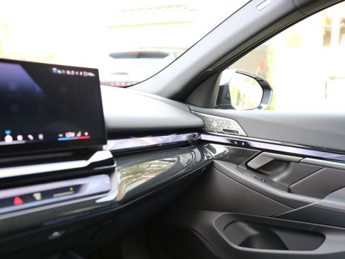 Used 2024 BMW i5 eDrive40i w/ M Sport Package RWD image 5