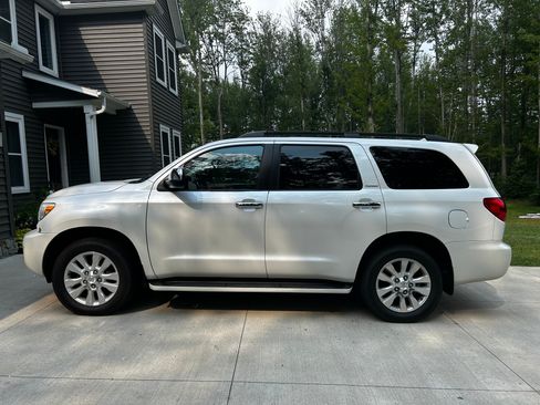 Used 2015 Toyota Sequoia Platinum AWD/4WD image 2