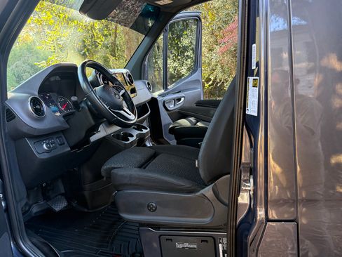Used 2023 Mercedes-Benz Sprinter 3500 image 13
