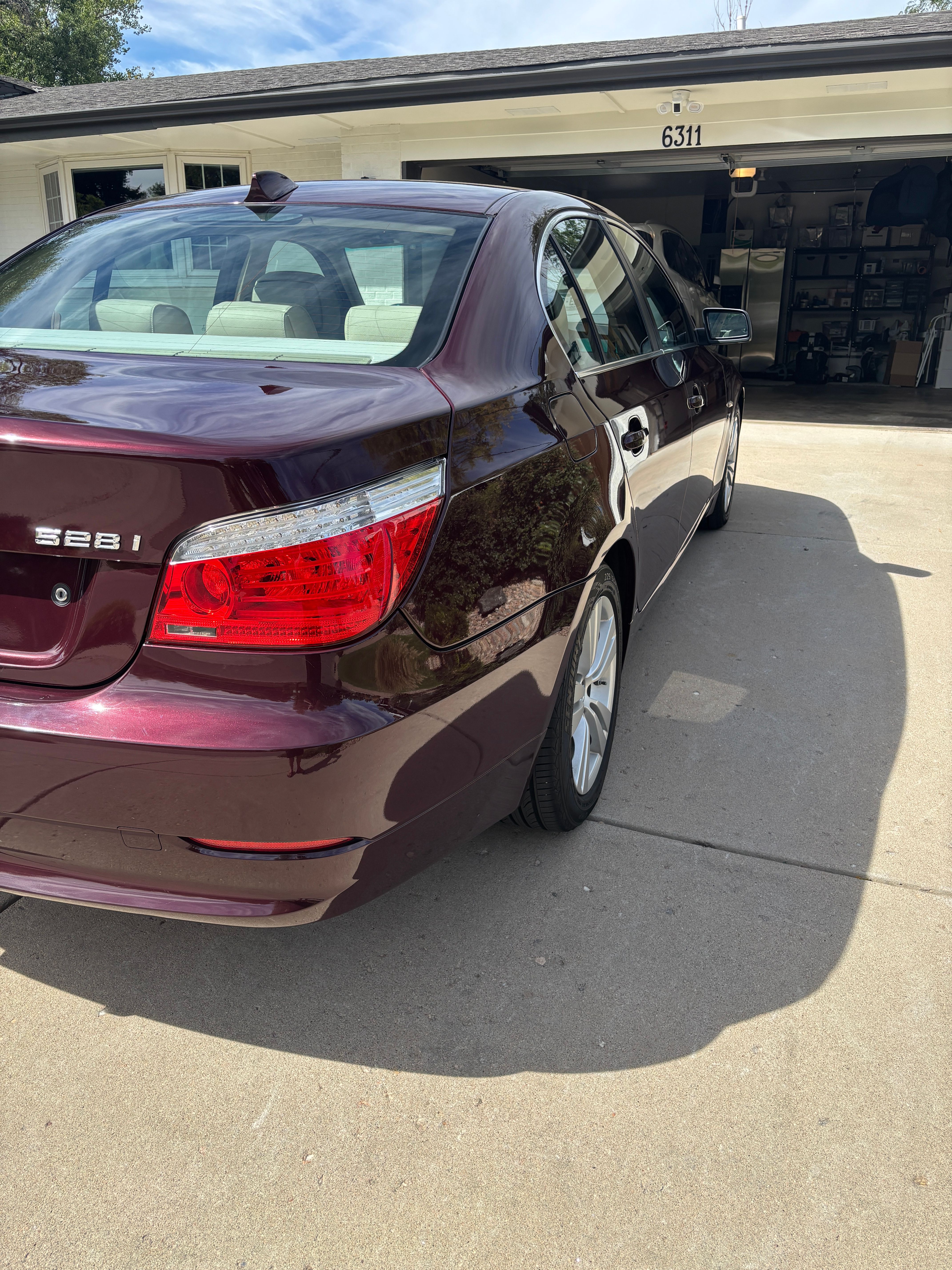 Used 2009 BMW 528i xDrive Sedan AWD/4WD image 2
