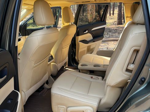 Used 2019 Toyota Highlander XLE image 14