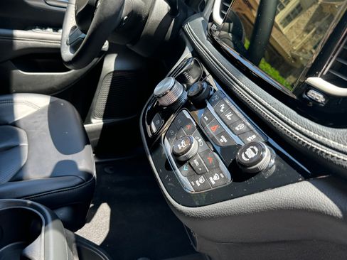 Used 2023 Chrysler Pacifica Touring-L w/ S Appearance Package image 20