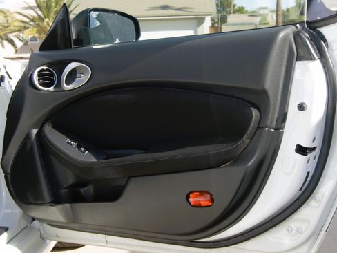 Used 2010 Nissan 370Z Touring w/ Sport Pkg image 12