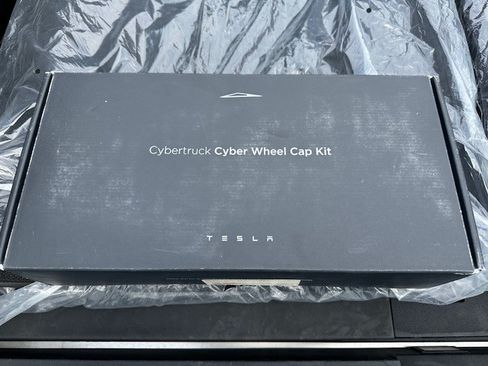 Used 2024 Tesla Cybertruck AWD Crew Cab image 22