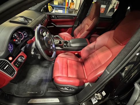 Used 2023 Porsche Cayenne Turbo image 6