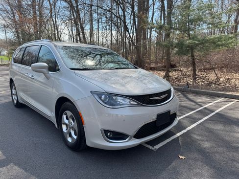Used 2017 Chrysler Pacifica Touring-L Plus w/ Advanced Safetytec Group image 2