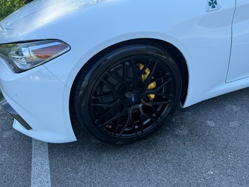 Used 2017 Alfa Romeo Giulia Ti w/ TI 19" Sport Package RWD image 9