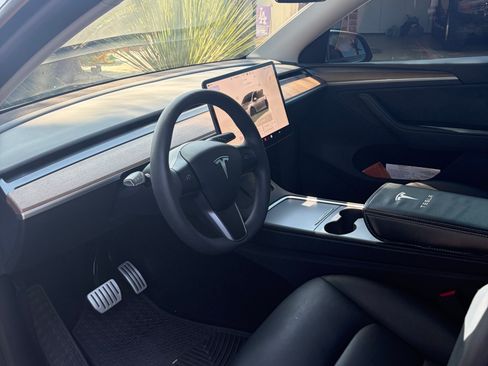 Used 2024 Tesla Model Y Performance image 4