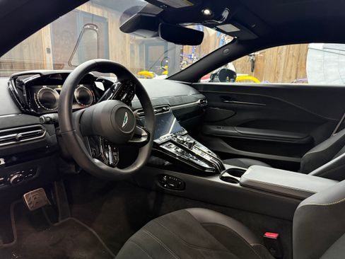 Used 2025 Aston Martin V8 Vantage Coupe RWD image 12