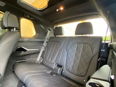 Used 2023 BMW X7 xDrive40i w/ Executive Package image 16