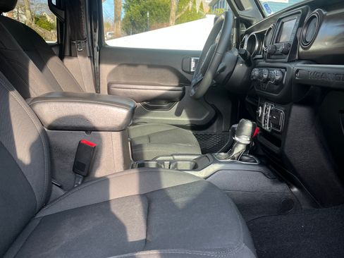 Used 2018 Jeep Wrangler Unlimited Sport S AWD/4WD image 9