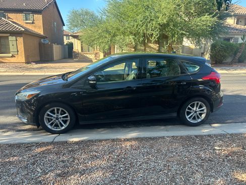 Used 2017 Ford Focus SE image 1