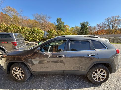 Used 2016 Jeep Cherokee Latitude w/ Cold Weather Group image 2