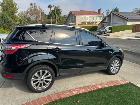 Used 2017 Ford Escape Titanium image 2