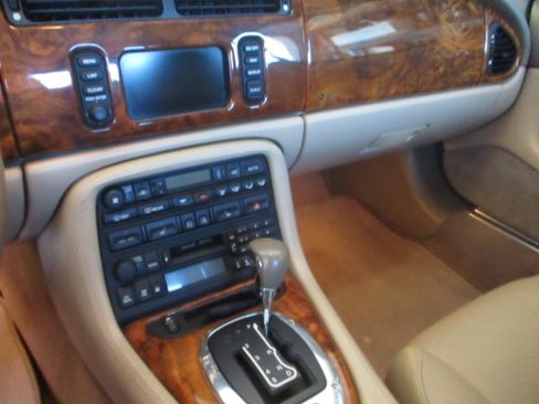 Used 2005 Jaguar XK8 Convertible RWD image 2