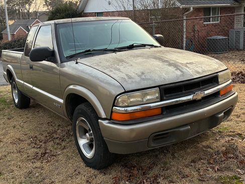 Used 2001 Chevrolet S10 Pickup LS w/ Preferred Equipment Group image 4