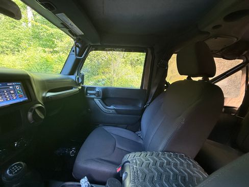 Used 2016 Jeep Wrangler Sport AWD/4WD image 9