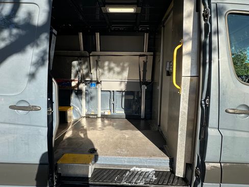 Used 2018 Mercedes-Benz Sprinter 2500 image 16