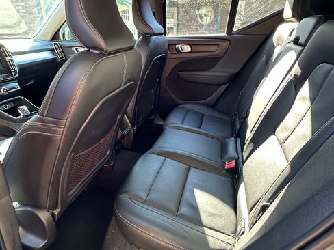 Used 2021 Volvo XC40 T5 Momentum image 19