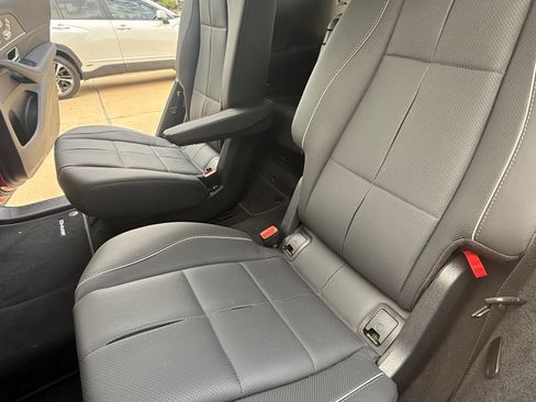 Used 2024 Mercedes-Benz GLS 450 4MATIC image 9