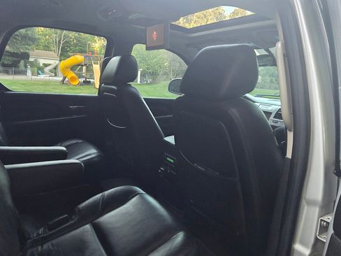 Used 2011 Cadillac Escalade Luxury image 23