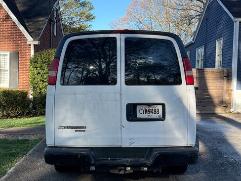 Used 2011 Chevrolet Express 1500 Van 3D image 5